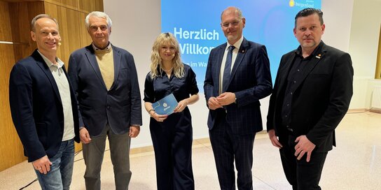 Keynote-Speaker Marcus Wadsak, Prof. Stephan Kriwanek (medizinischer Geschäftsführer Gesundheit Burgenland), Moderatorin Magdalena Wallis, Mag. Franz Öller, MBA, MPH (kaufmännischer Geschäftsführer Gesundheit Burgenland) und Ing. Markus Kalchbrenner (Nachhaltigkeits-Manager Gesundheit Burgenland).