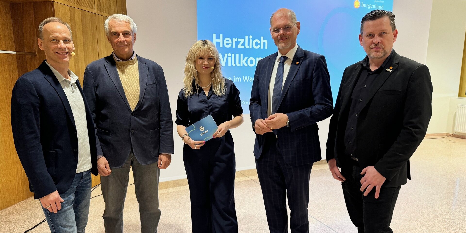 Foto: Gesundheit Burgenland Keynote-Speaker Marcus Wadsak, Prof. Stephan Kriwanek (medizinischer Geschäftsführer Gesundheit Burgenland), Moderatorin Magdalena Wallis, Mag. Franz Öller, MBA, MPH (kaufmännischer Geschäftsführer Gesundheit Burgenland) und Ing. Markus Kalchbrenner (Nachhaltigkeits-Manager Gesundheit Burgenland).