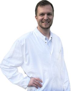 Foto: Gesundheit Burgenland Primar Geberth im weißen Arztkittel