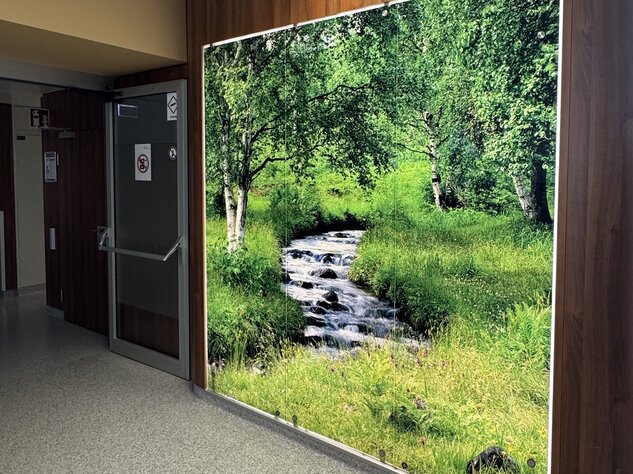 Foto: Gesundheit Burgenland; Das leuchtende, dimmbare Landschaftsbild soll positiv auf die Genesung wirken. Ein Landschaftsbild, das dimmbar ist, in der Klinik Kittsee