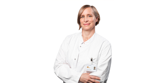 Primaria Eva Pavelka im weißen Arztkittel