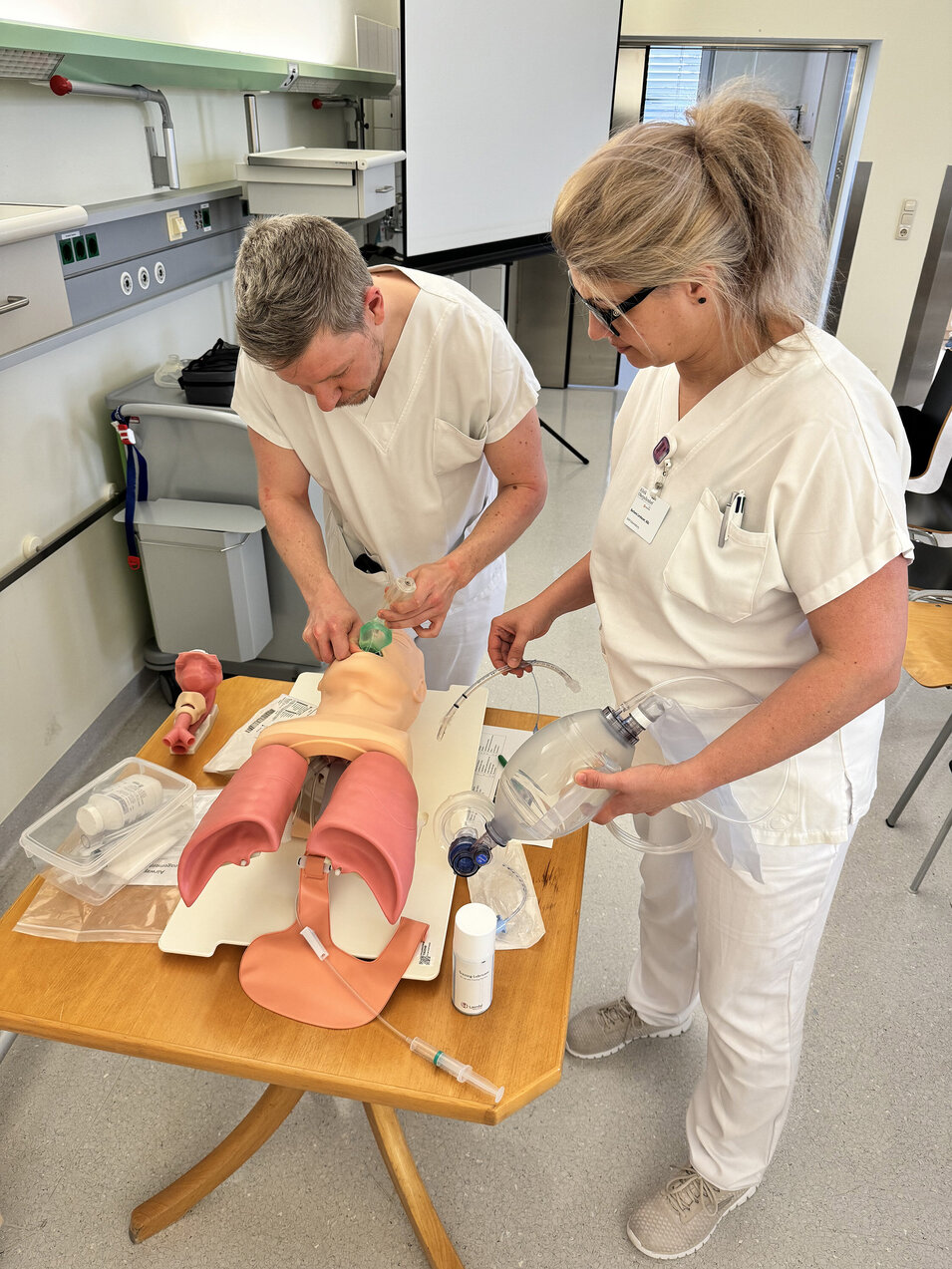 Foto: Gesundheit Burgenland Zwei Personen im Krankenhaussetting, die an einer Puppe üben