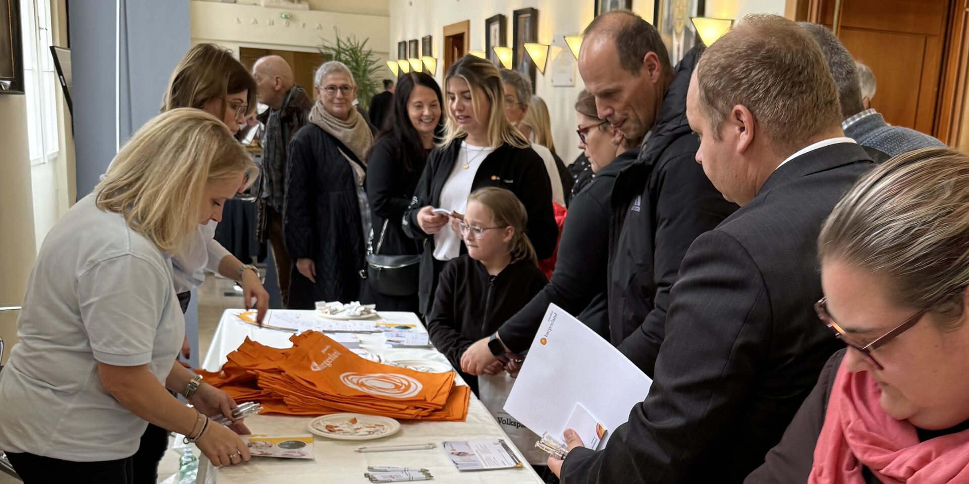 Stand der Gesundheit Burgenland beim Tag der offenen Türe im Landhaus mit Besucher*innen