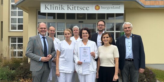 Im Bild v.l.n.r.: Mag. Franz Öller, MBA, MPH, kaufmännischer Direktor der Gesundheit Burgenland; OA Dr. Jan Danko, PhD, MPH; OÄ Dr. Olena Ladičová; OA Dr. Maroš Straka; Primaria Dr.in Anna Kettner, ärztliche Direktorin der Klinik Kittsee; Dieter Feitek, BSc, MSc kaufmännischer Direktor der Klinik Kittsee; DGKP Bettina Ziniel, MSc, Pflegedirektorin der Klinik Kittsee; Univ.-Prof. Dr. Stephan Kriwanek, medizinischer Geschäftsführer der Gesundheit Burgenland