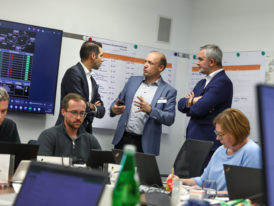 Foto: Landesmedienservice Burgenland Besprechung in der Sicherheitszentrale