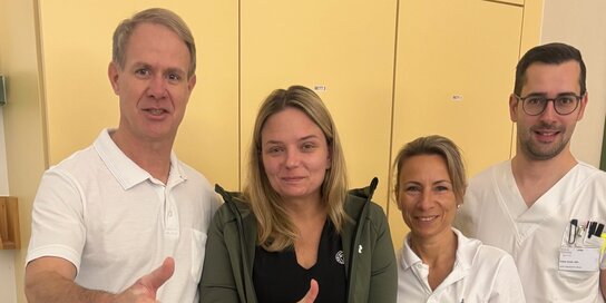 Im Bild v.l.: OA Dr. Otmar Leithgöb, Patientin Manuela Hostniker, Physiotherapeutin Anita Bognar und die pflegerische Leitung der orthopädischen Bettenstation DGKP Ernst Peter, BScN, MSc