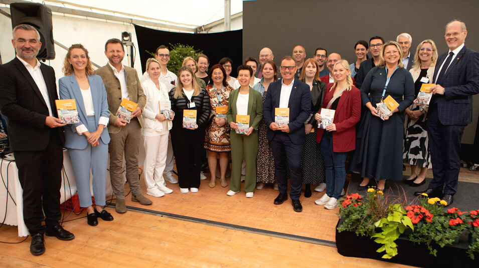 Die Ehrengäste mit den Buchautor*innen im Festzelt
