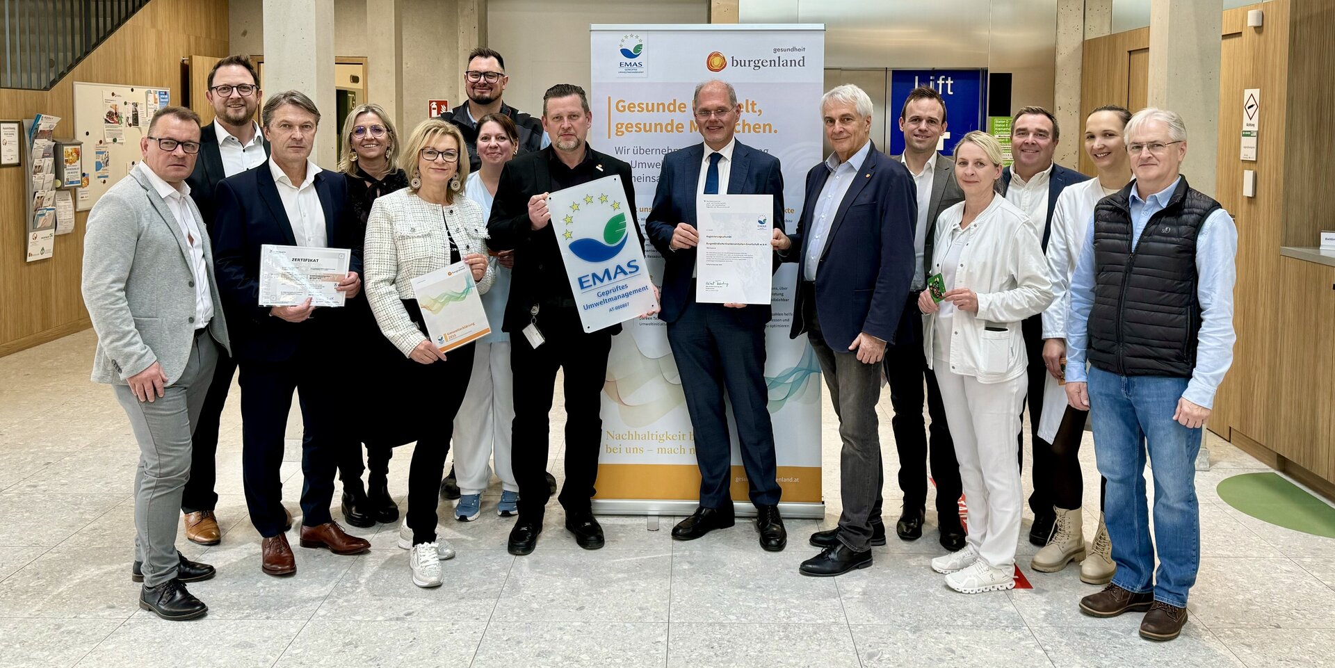 Die Geschäftsführung der Gesundheit Burgenland, beide Klinikleitungen sowie die Verantwortlichen der Green Teams freuen sich über die Zertifizierung.