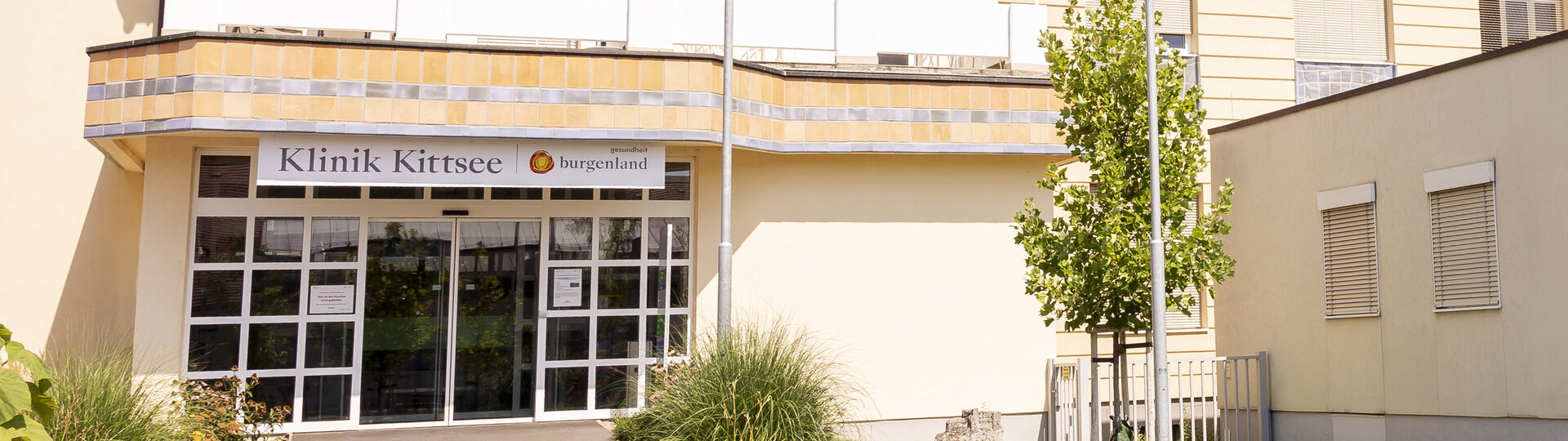 Eingangsbereich der Klinik Kittsee von außen