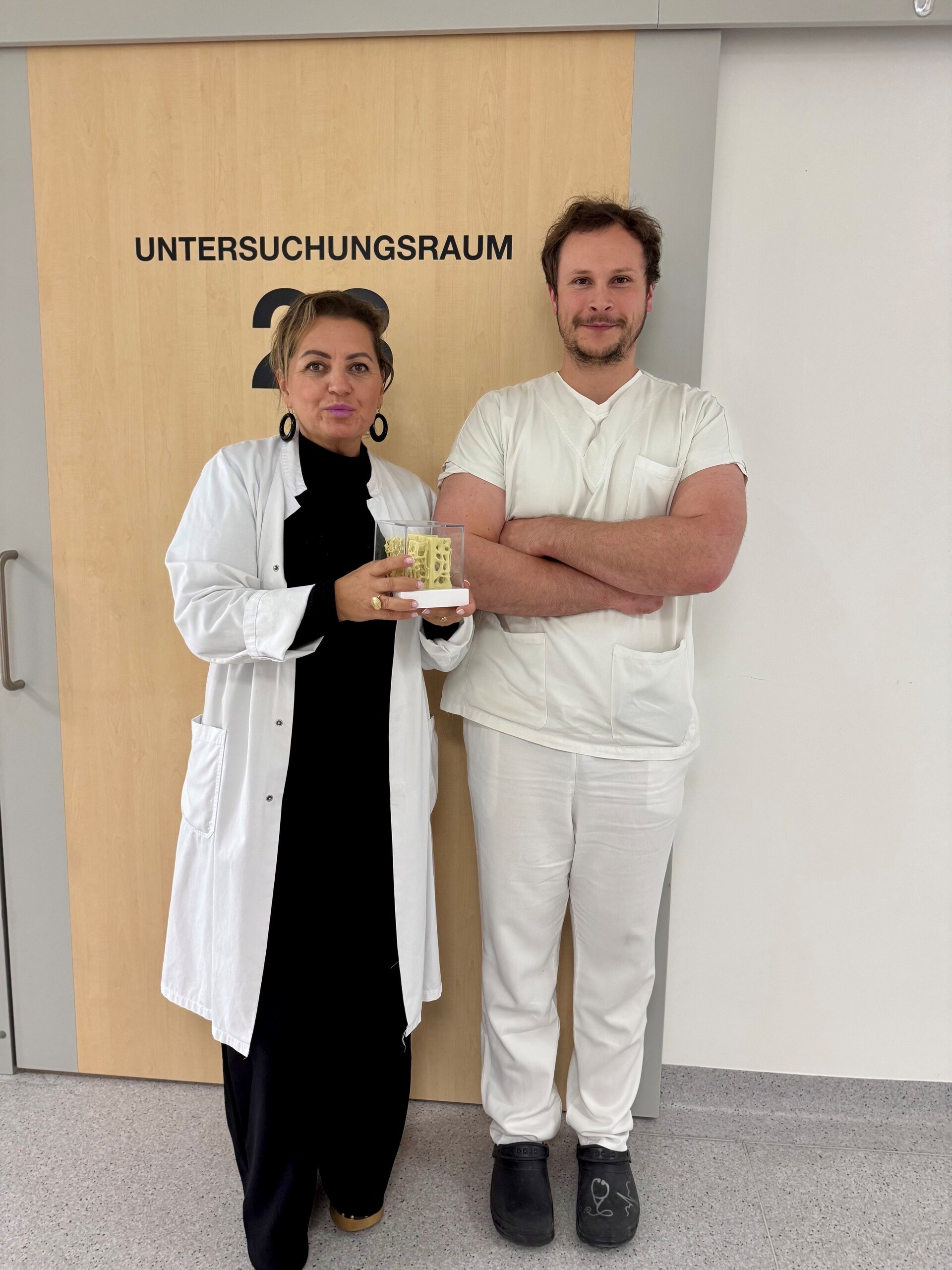 Zwei Mitarbeiter in einem Spital 