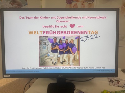 Blick auf einem Bildschirm, auf den der Tag der Frühgeborenen angekündigt wird