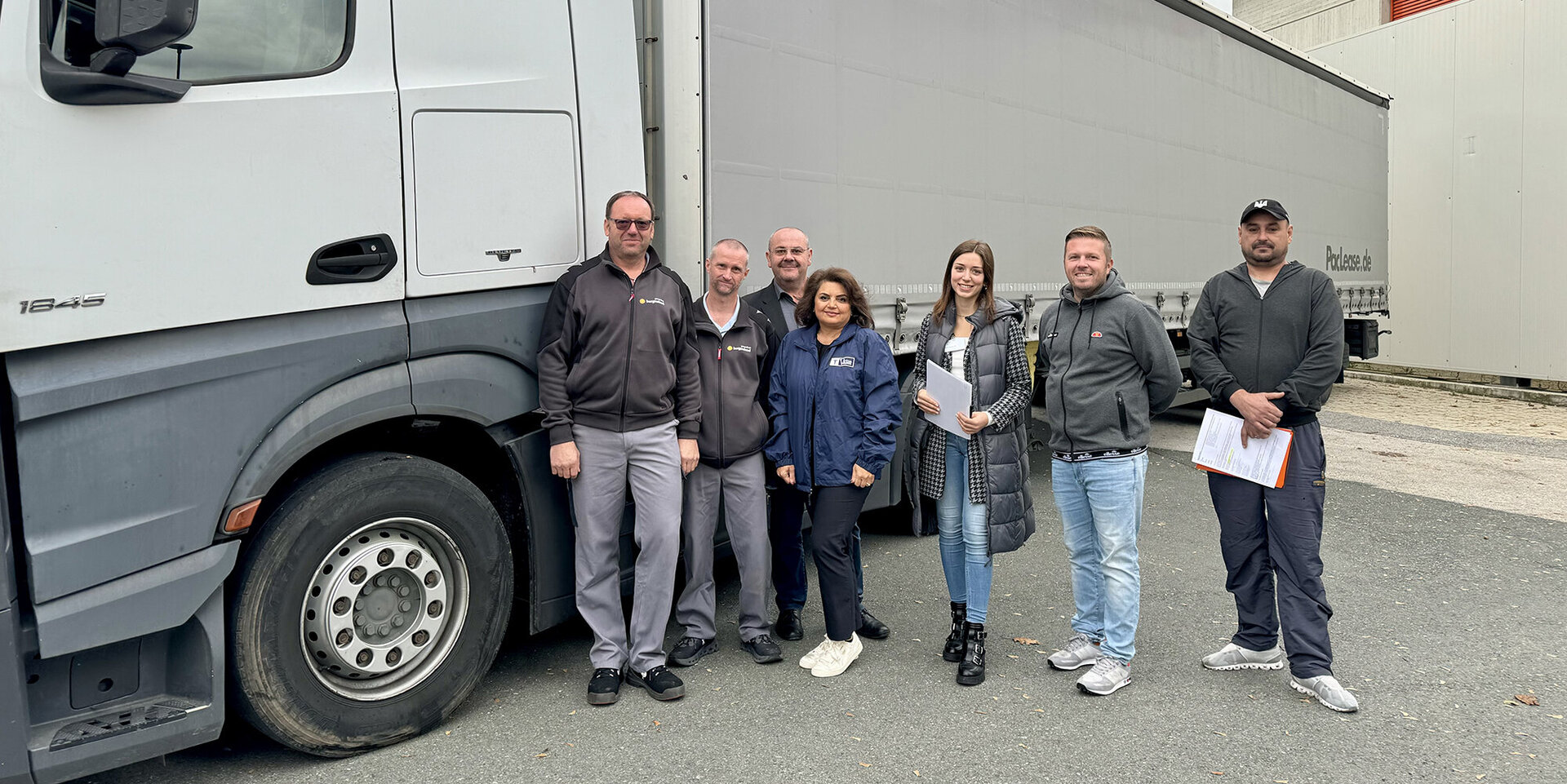 Im Bild: Koordinatorin Yasaman Miremadi mit dem Technik-Team der Klinik Oberwart (v.l.n.r. Adolf Ulreich, Alexander Koller, Yasaman Miremadi, Martin Ringhofer, Lena Schrancz, Christoph Kuh, LKW-Chauffeur) 