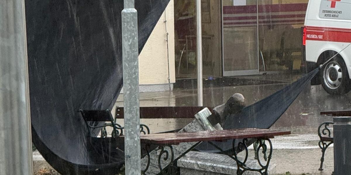 Foto: Gesundheit Burgenland Schäden vor der Klinik Kittsee nach einem Unwetter