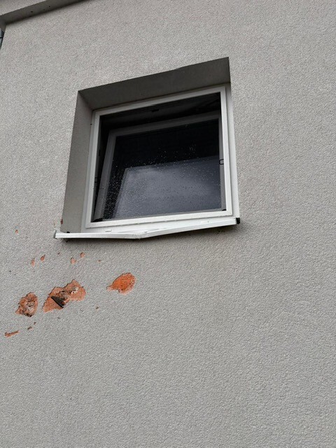Foto: Gesundheit Burgenland Löcher in einer Hausfassade