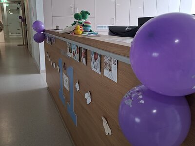 Geschmückte Abteilung im Rahmen des Weltfrühchentags