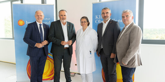 Im Bild, v.l.n.r.: Mag. Franz Öller, MBA, MPH (Kaufmännischer Geschäftsführer Gesundheit Burgenland), Landeshauptmann Mag. Hans Peter Doskozil (Aufsichtsratsvorsitzender Gesundheit Burgenland), Prim. Dr. Evelyne Bareck (Ärztliche Direktorin Klinik Oberpullendorf), LR Mag. Heinrich Dorner, Manfred Degendorfer (Kaufmännischer Direktor Klinik Oberpullendorf)