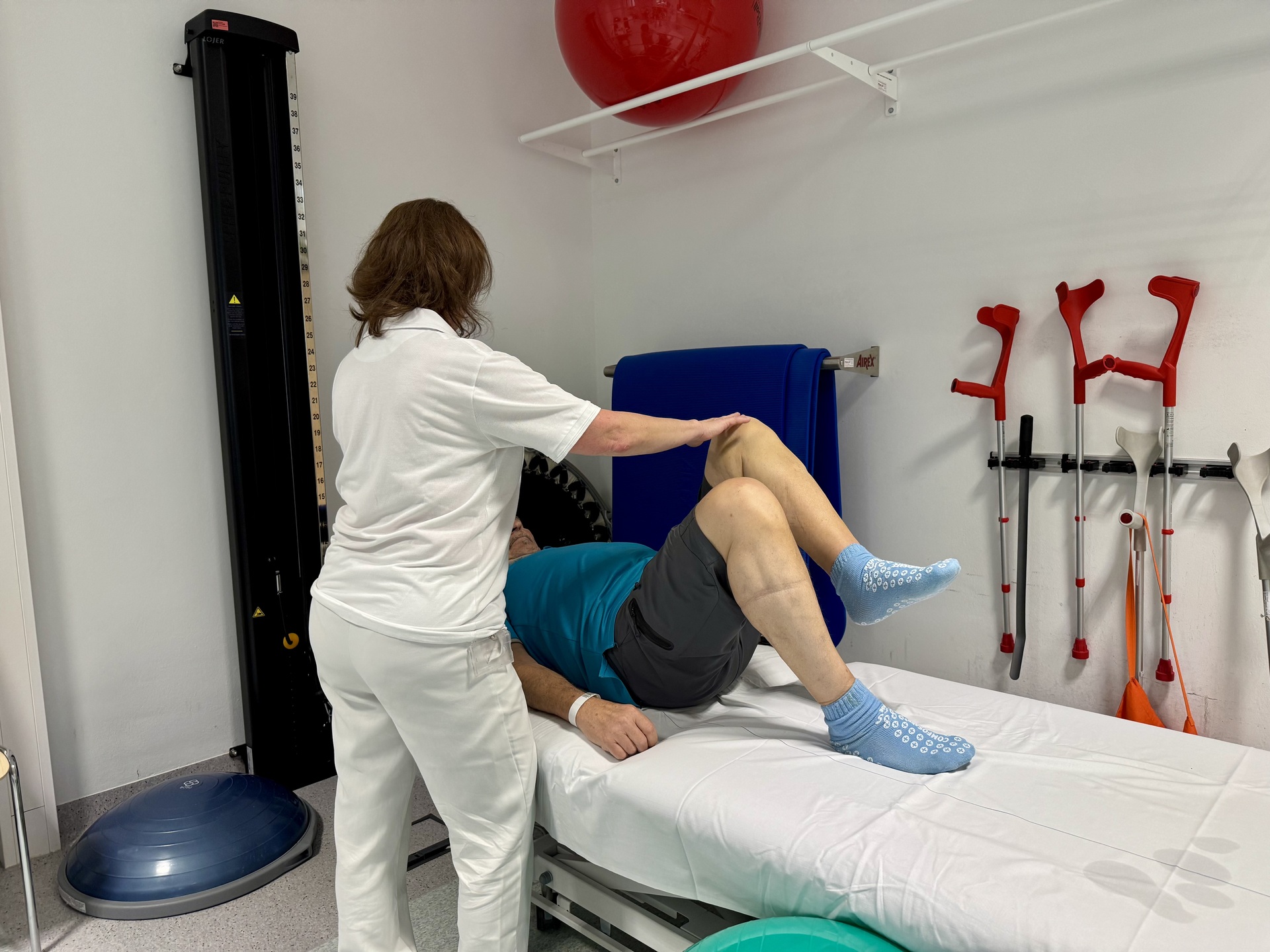 Foto: Gesundheit Burgenland Zwei Menschen zu sehen bei der Physiotherapie