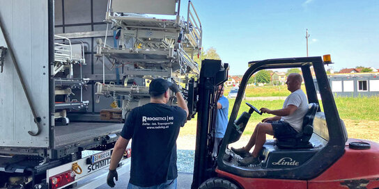 Die Betten werden mit einem Stapler verladen