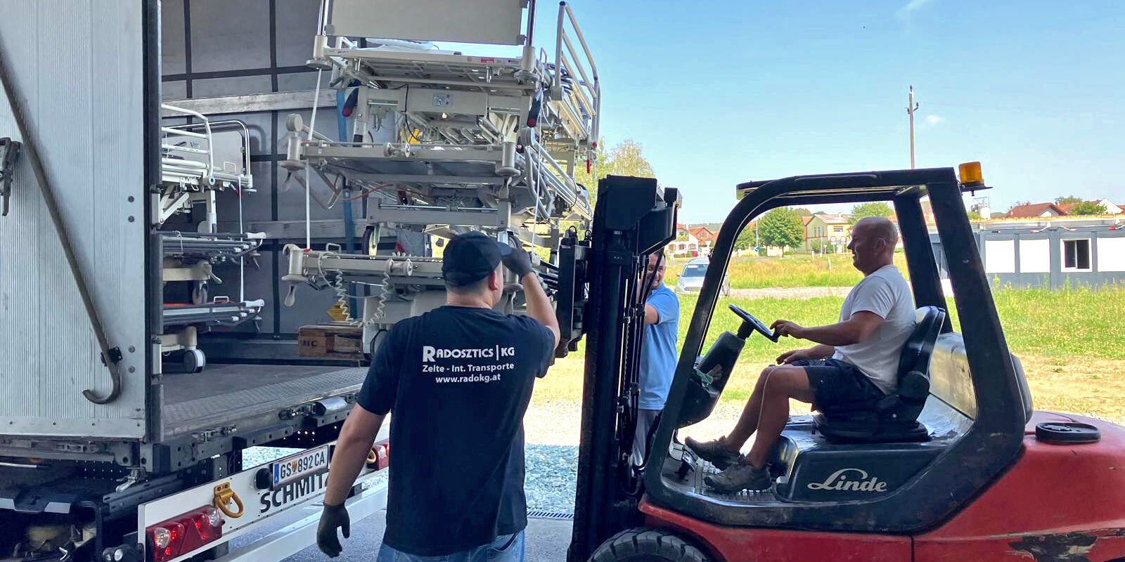 Die Betten werden mit einem Stapler verladen