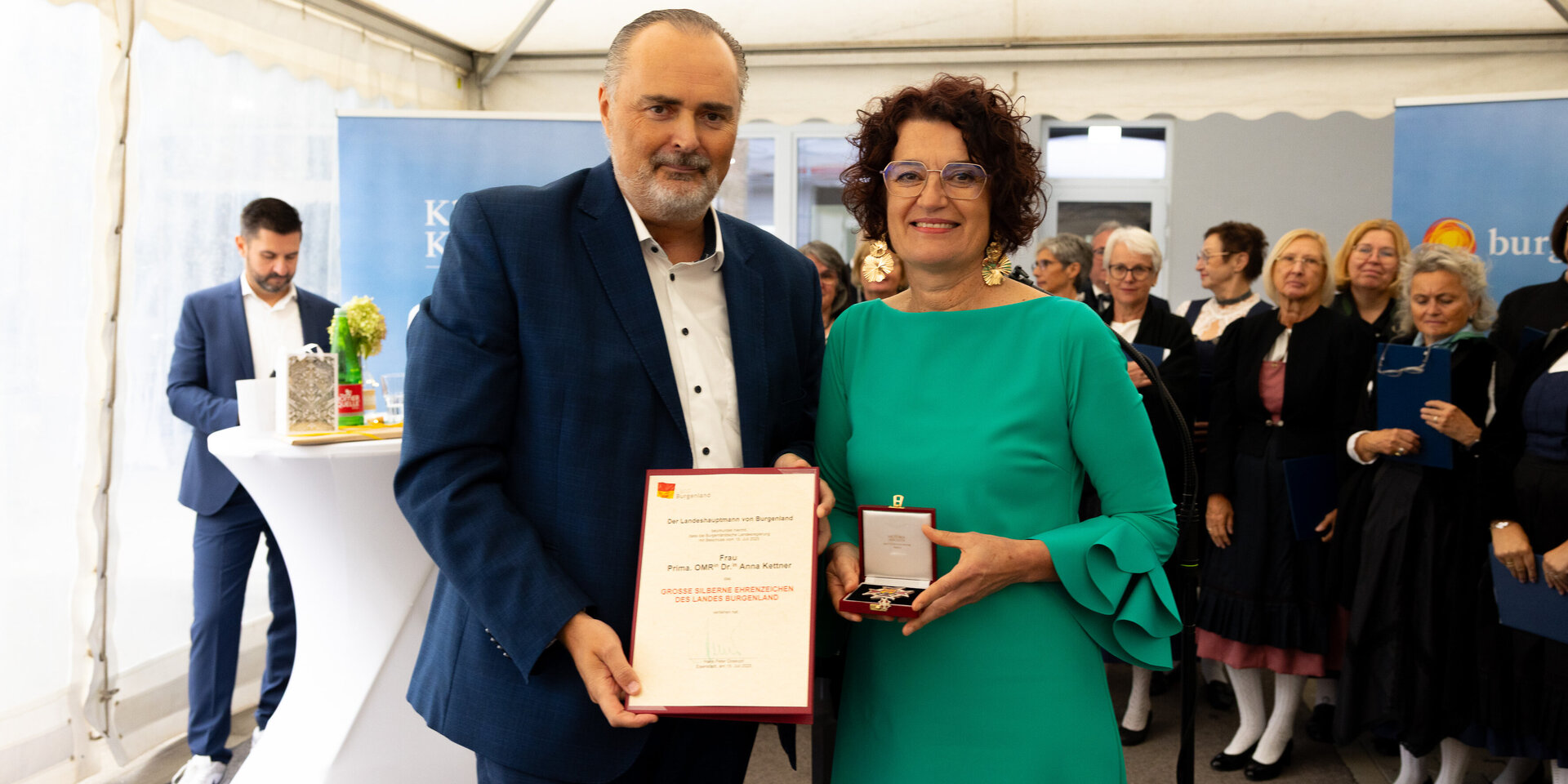 LMS/Stefan Wiesinger Landeshauptmann Doskozil überreichte Kettner das „Große Silberne Ehrenzeichen des Landes Burgenland“.