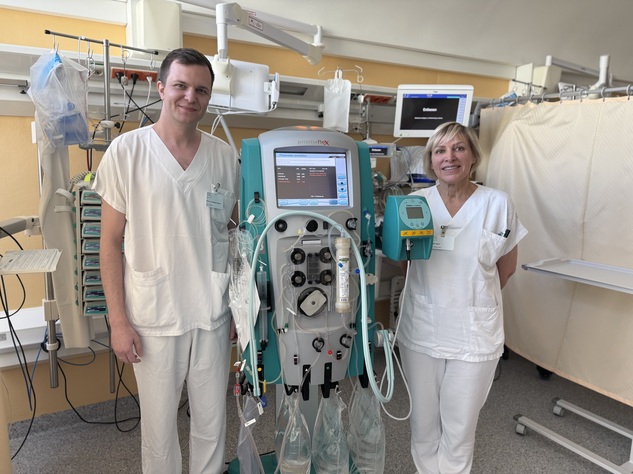 Foto: Gesundheit Burgenland: Primar Geberth mit Stationsleitung DGKP Margit Hejret am Dialysegerät Primar Geberth mit Stationsleitung DGKP Margit Hejret am Dialysegerät