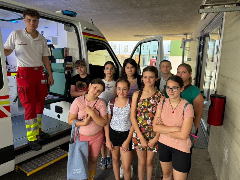 Kids beim Rettungsauto