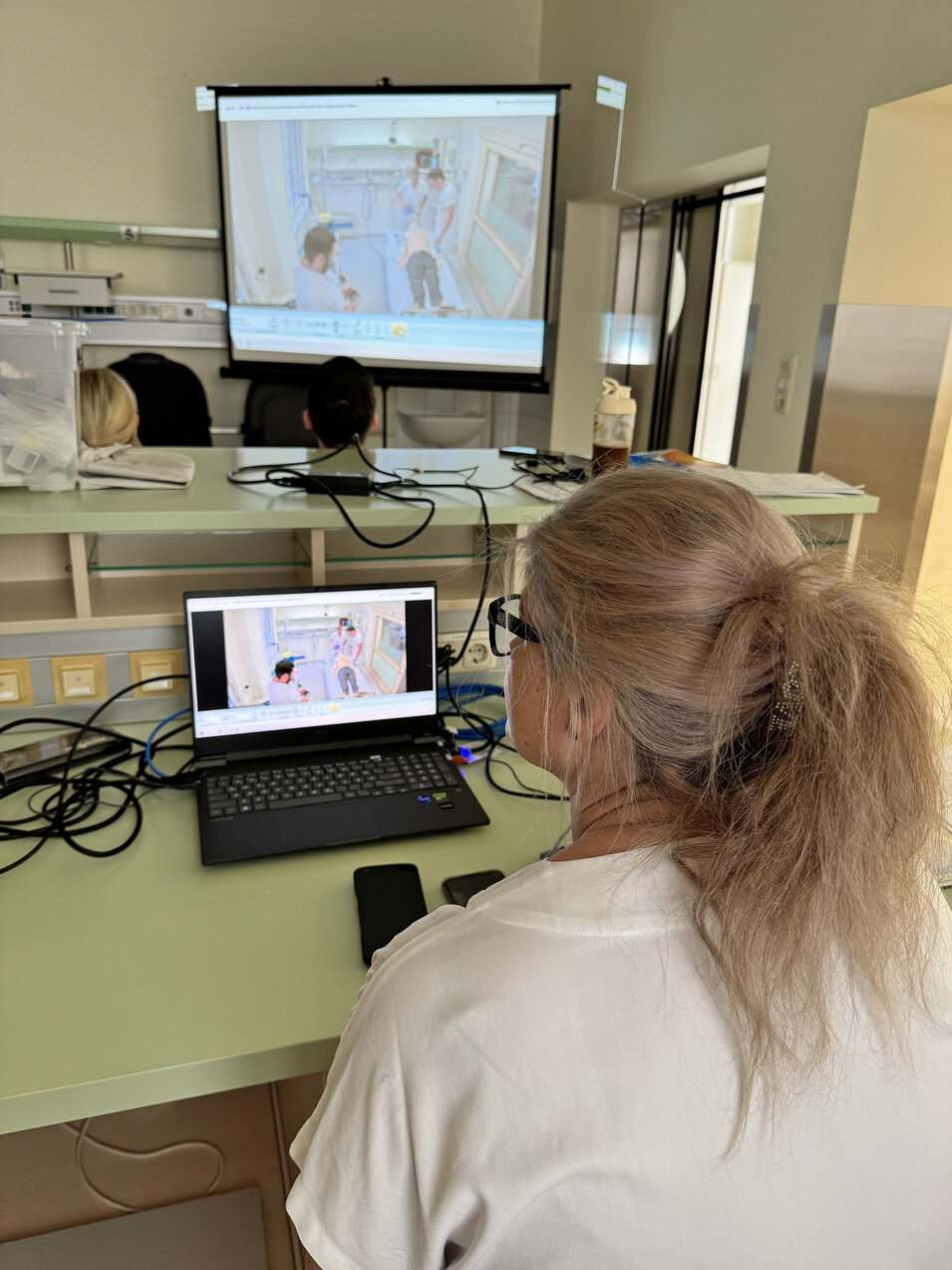 Foto: Gesundheit Burgenland Eine Frau von hinten, die auf einen Bildschirm schaut