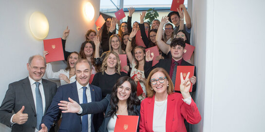 Mag. Franz Öller, MBA, MPH (Kaufmännischer Geschäftsführer der Gesundheit Burgenland), Soziallandesrat Dr. Leonhard Schneemann und Direktorin Gabriele Ehrenhöfer, MSc (Schule für allgemeine Gesundheits- und Krankenpflege) mit den Diplomandinnen und Diplomanden der GKPS Oberwart.