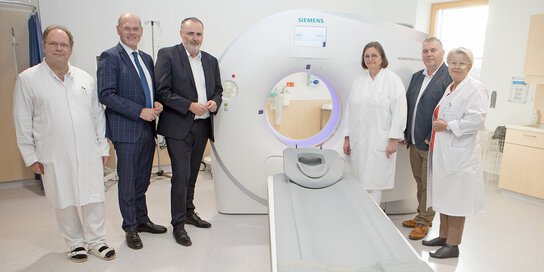 Sechs Personen bei der Präsentation des neuen High-End-CTs in der Klinik Oberpullendorf