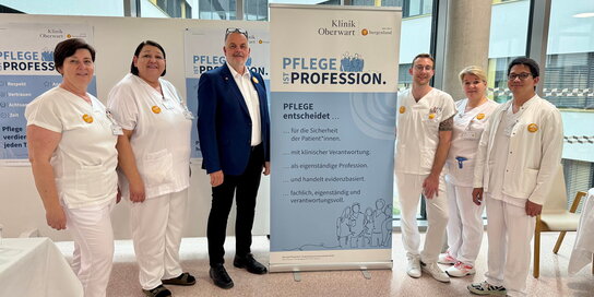 Pflegedirektor und Team: Pflegedirektor Andreas Schmidt mit einem Teil seines Pflegeteams.