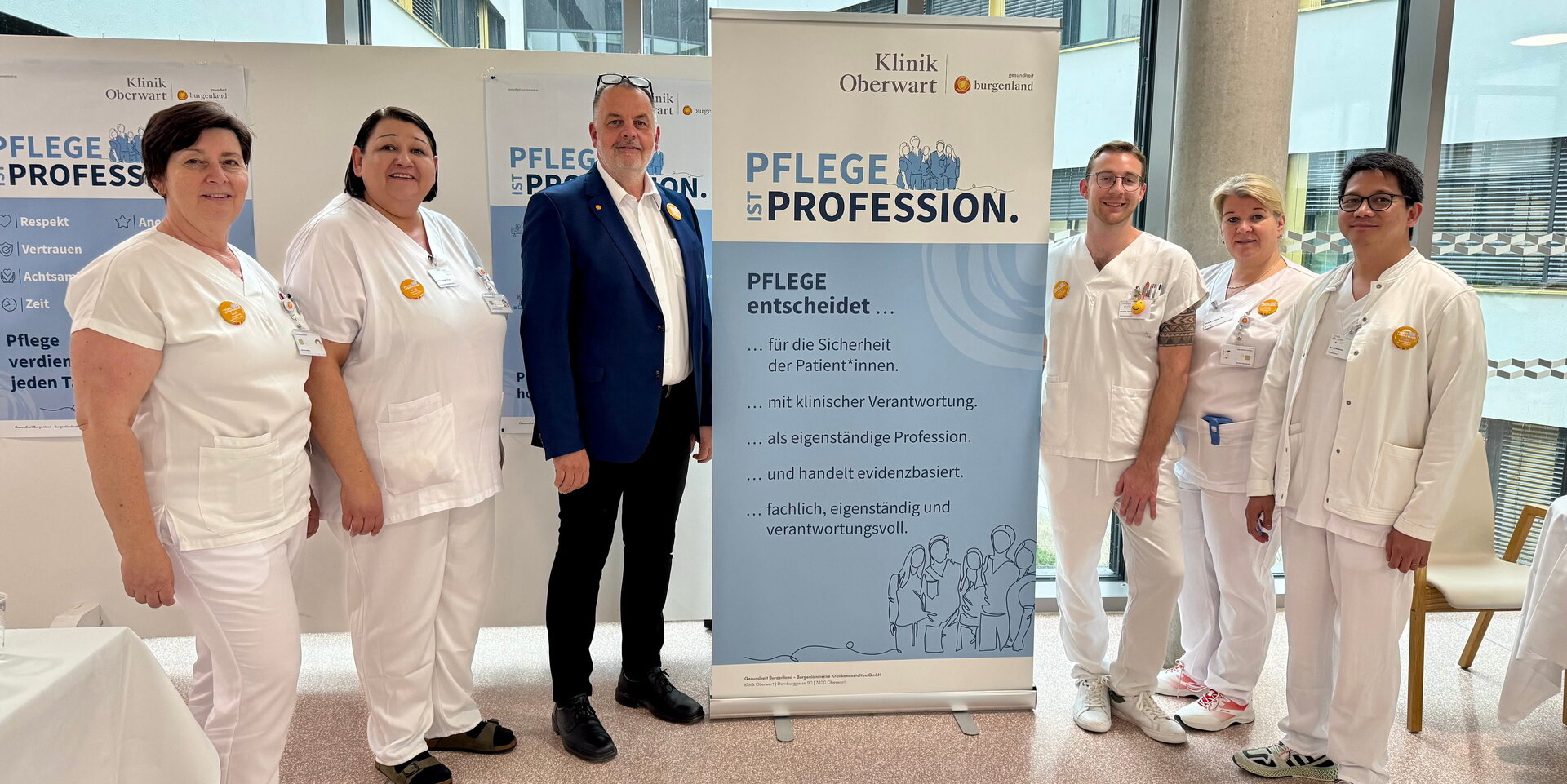 Pflegedirektor und Team: Pflegedirektor Andreas Schmidt mit einem Teil seines Pflegeteams.