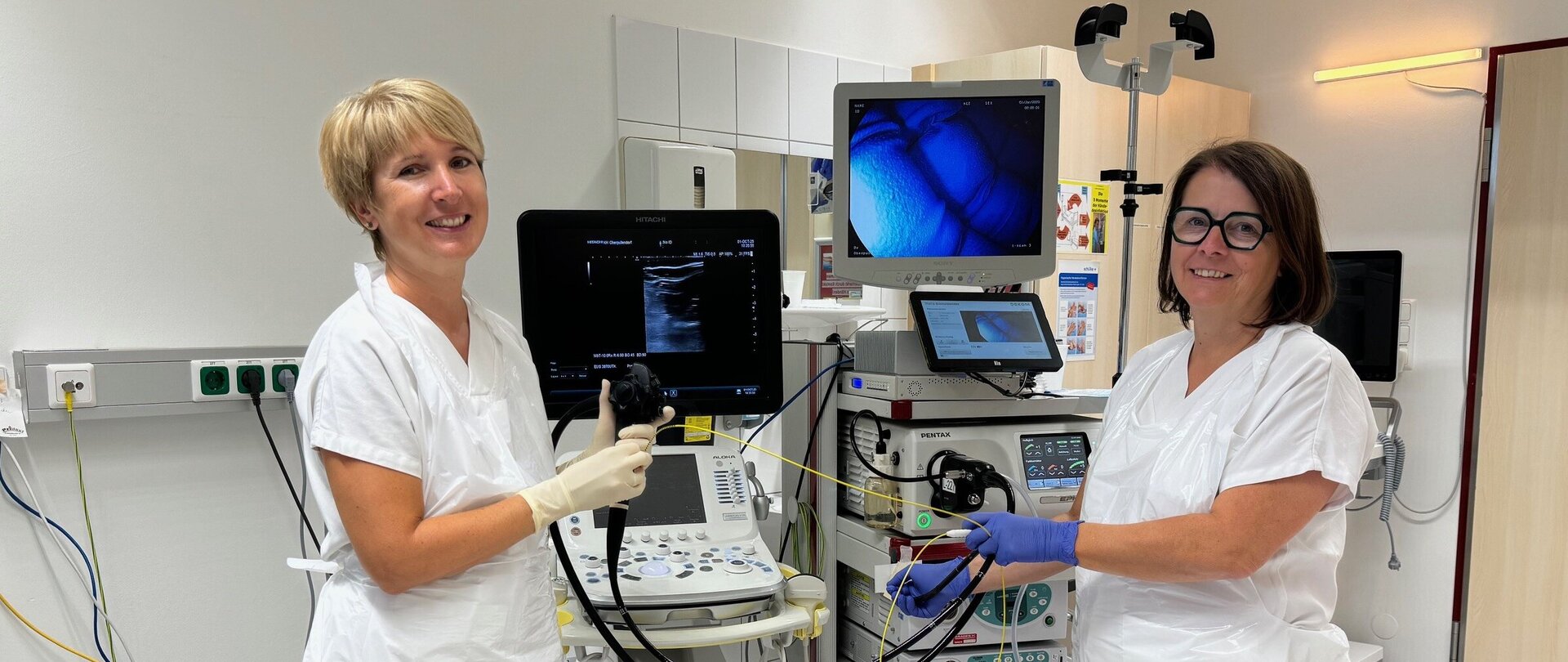 Foto: Gesundheit Burgenland Patricia Gollubits-Marchhart und Martina Weiss mit einem Endoskop