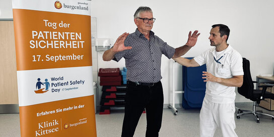 Physiotherapeut bei der Arbeit mit einem Patienten.