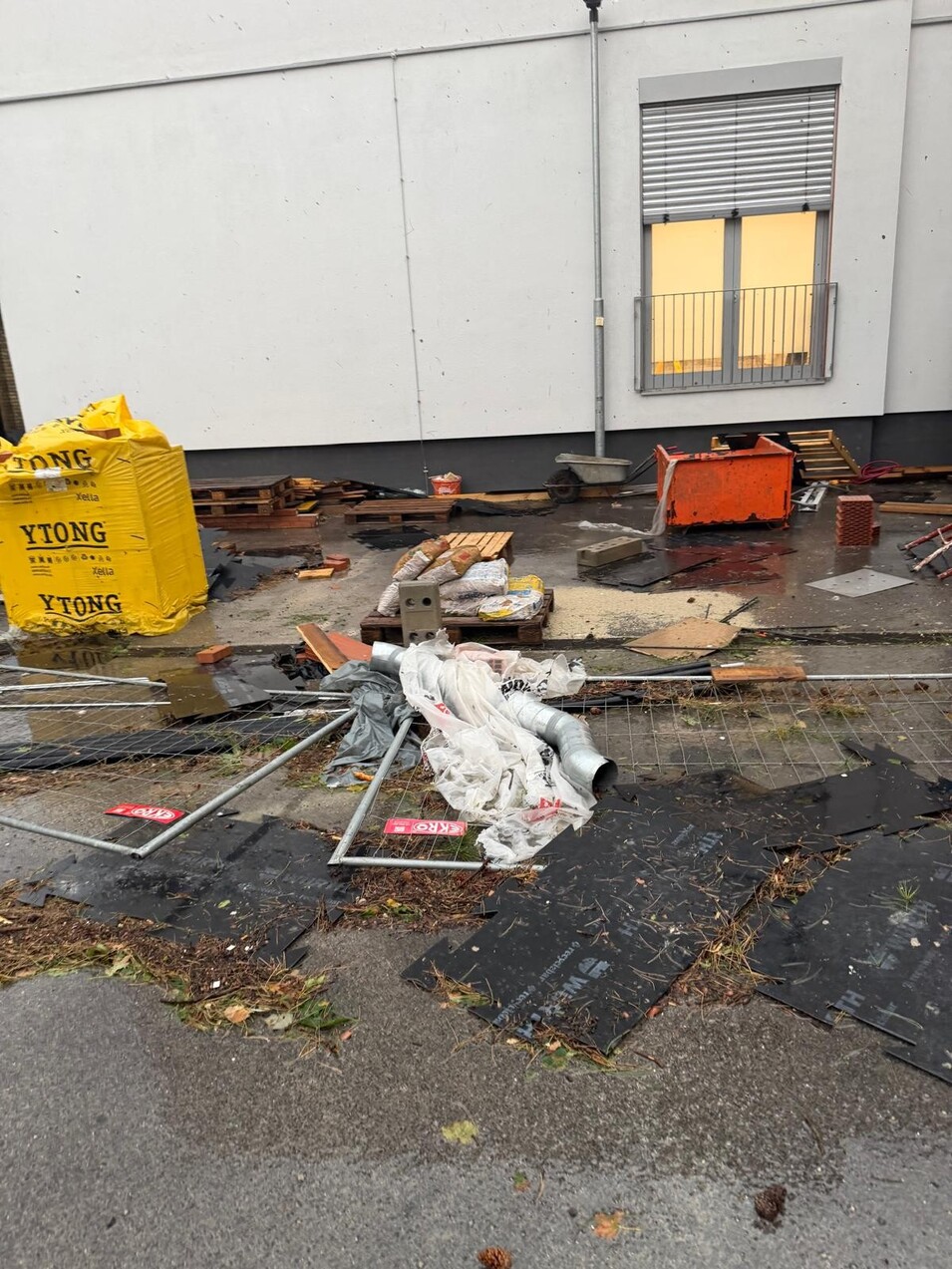Foto: Gesundheit Burgenland Baumaterial liegt nach einem Unwetter wüst im Hof der Klinik