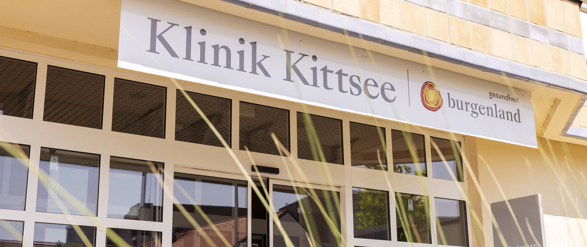 Ausschnitt vom Schild der Klinik Kittsee