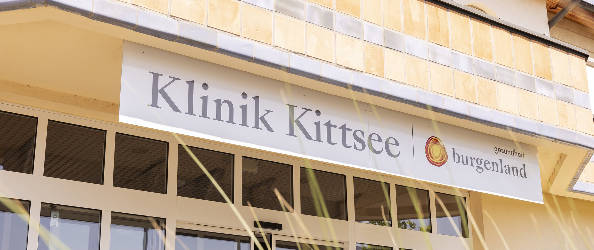 Blick auf das Schild mit dem Schriftzug Klinik Kittsee