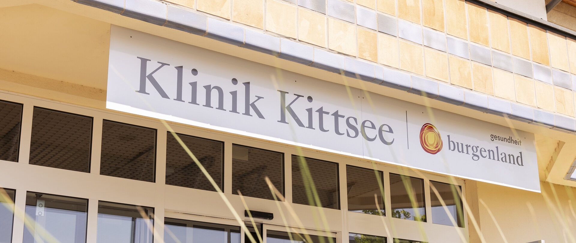 Schild mit Klinik Kittsee beim Eingang