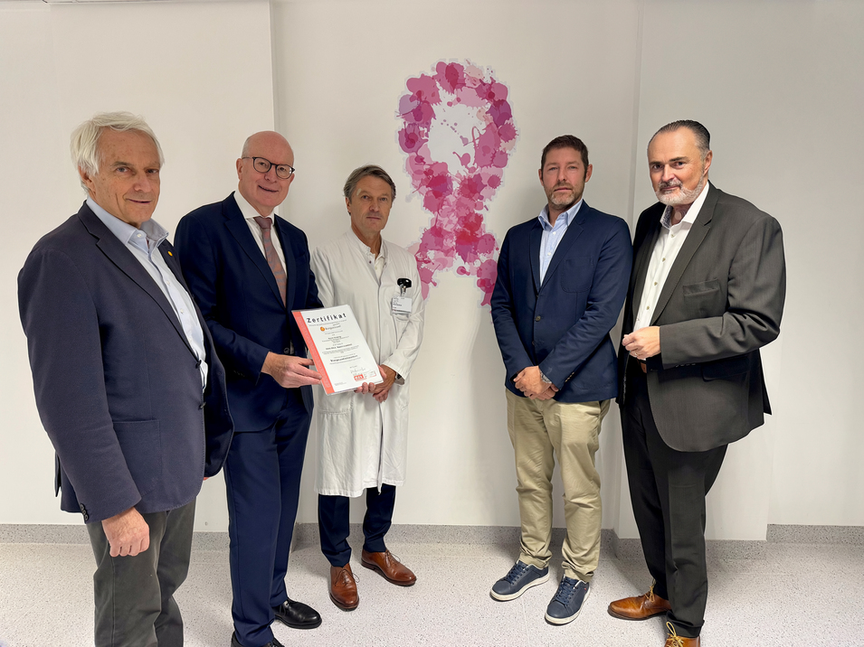 Foto: Gesundheit Burgenland Persönliche Zertifikatsübergabe: Stephan Kriwanek, CMO Gesundheit Burgenland; Sigurd Lax, Sprecher Österr. Zertifizierungskommission; Erich Willhuber, Ärztlicher Direktor Klinik Güssing; Stefan Uranitsch, Leiter BGZ; Landeshauptmann Hans Peter Doskozil (v.l.)