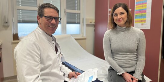 Dr. Kaipel und Patientin Listiakova in einem Untersuchungszimmer
