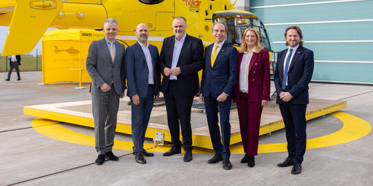 Im Bild: Frauenkirchens Bürgermeister Hannes Schmid, ÖAMTC-Direktor Oliver Schmerold, Landeshauptmann Hans Peter Doskozil, ÖAMTC-Präsident Günter Thumser, Landesrätin Daniela Winkler und ÖAMTC-Flugrettung-Geschäftsführer Marco Trefanitz vor dem neuen Notarzthubschrauber-Stützpunkt. 