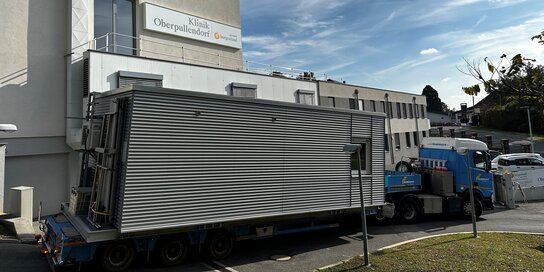Ein mobiles CT-Gerät wird vor der Klinik Oberpullendorf angeliefert