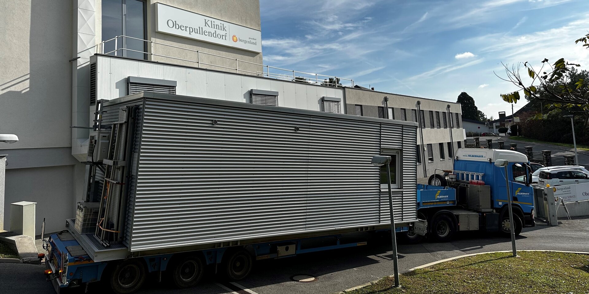 Ein mobiles CT-Gerät wird vor der Klinik Oberpullendorf angeliefert