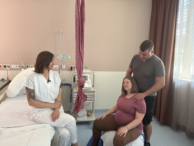 Foto: Gesundheit Burgenland Drei Personen im Vorfeld einer Geburt in einem Patientenzimmer