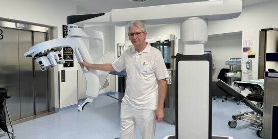 Primar Pfleger vor dem da Vinci Single-Port OP-Roboter