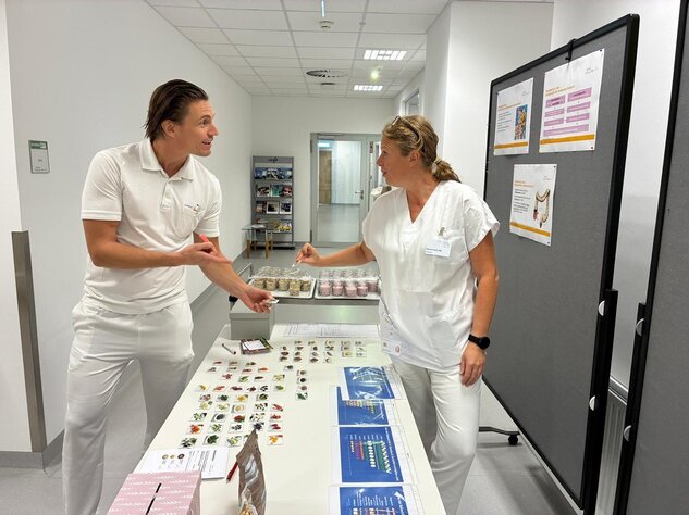 Foto: Gesundheit Burgenland Zwei Personen an einem Stand zum Thema Ernährung