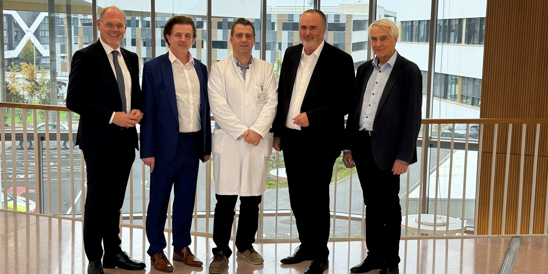 Im Bild v.l.: Mag. Franz Öller, MBA, MPH (kaufmännischer Geschäftsführer Gesundheit Burgenland), Primarius Univ.-Prof. Dr. Peter Kornprat (Abteilungsleiter Chirurgie), Primarius Univ.-Prof. Dr. Mag. Martin Pichler, MBA (Abteilungsleiter Onkologie und Palliativmedizin), Landeshauptmann Mag. Hans Peter Doskozil und Univ.-Prof. Dr. Stephan Kriwanek (medizinischer Geschäftsführer Gesundheit Burgenland).