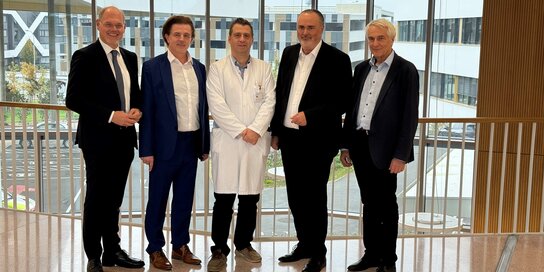 Im Bild v.l.: Mag. Franz Öller, MBA, MPH (kaufmännischer Geschäftsführer Gesundheit Burgenland), Primarius Univ.-Prof. Dr. Peter Kornprat (Abteilungsleiter Chirurgie), Primarius Univ.-Prof. Dr. Mag. Martin Pichler, MBA (Abteilungsleiter Onkologie und Palliativmedizin), Landeshauptmann Mag. Hans Peter Doskozil und Univ.-Prof. Dr. Stephan Kriwanek (medizinischer Geschäftsführer Gesundheit Burgenland).