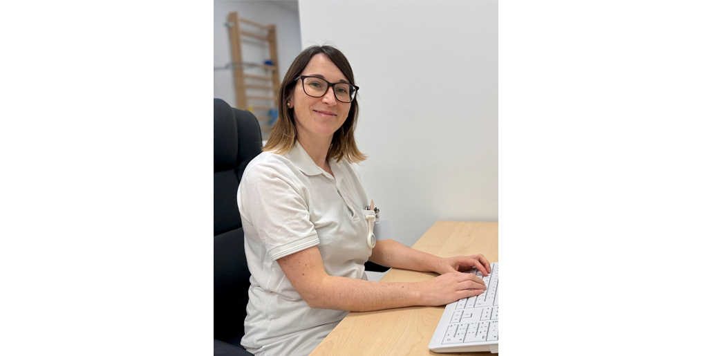 Sylvia Kaltenhofer sitzt am PC