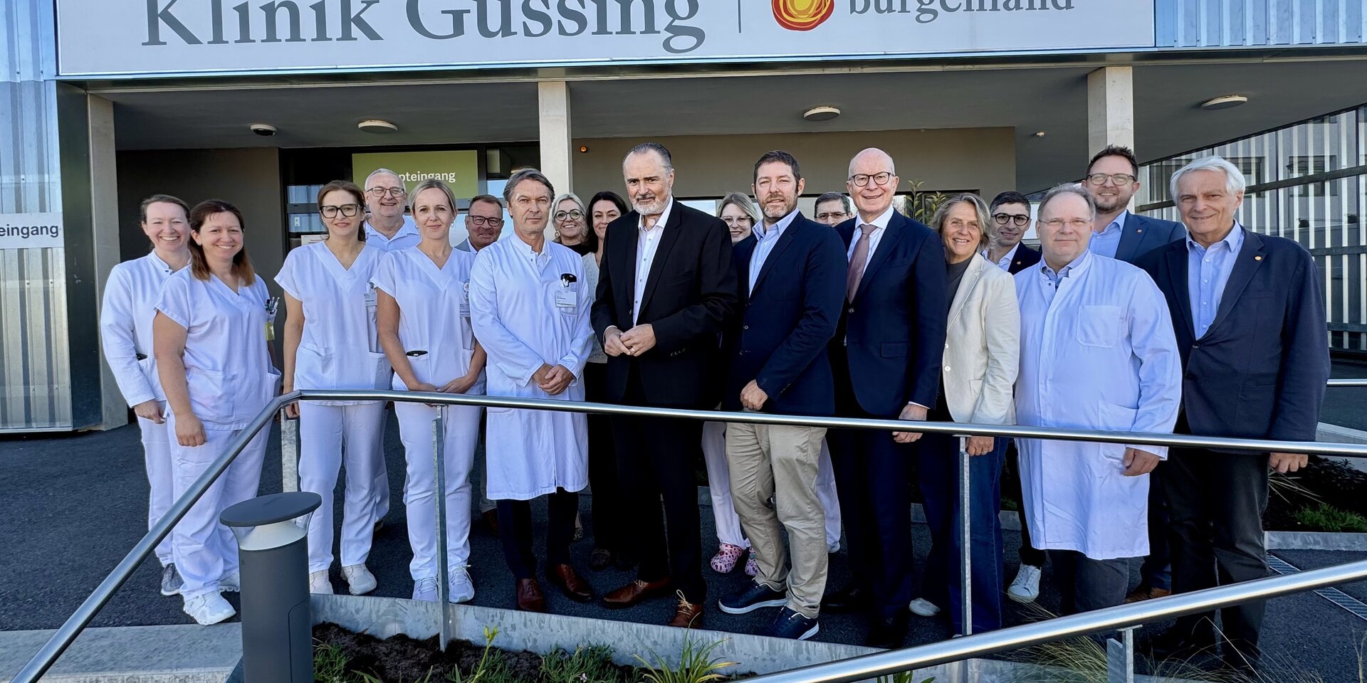 Foto: Gesundheit Burgenland Eine Gruppe von Menschen steht vor der Klinik Güssing