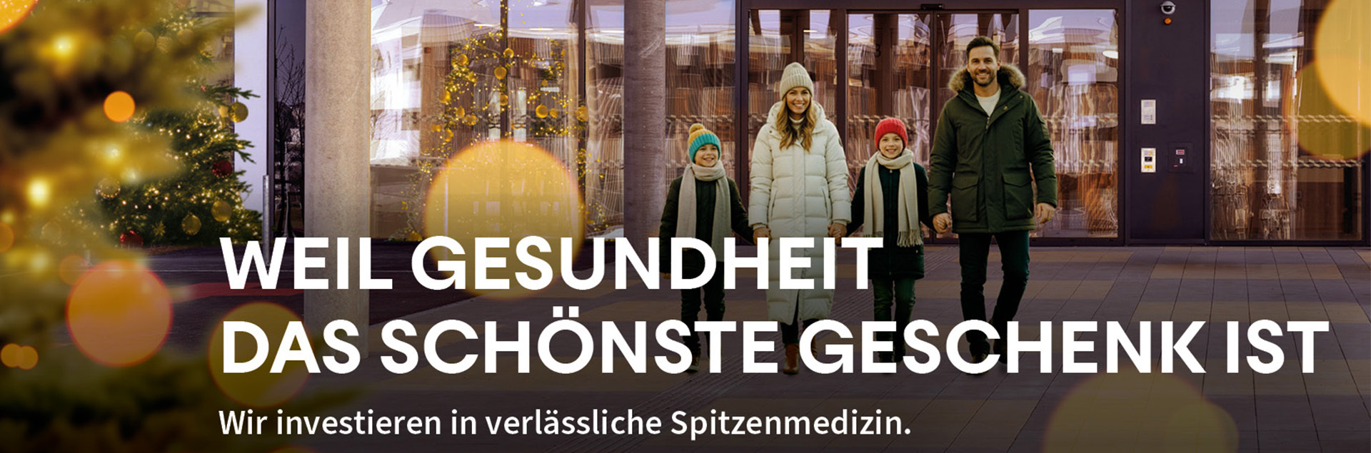 Familie spaziert in weihnachtlichem Ambiente aus der Klinik Oberwart